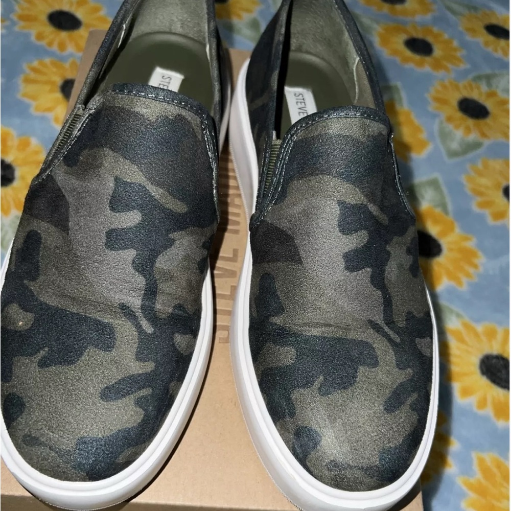 Steve Madden Camouflage Slip-On Flats